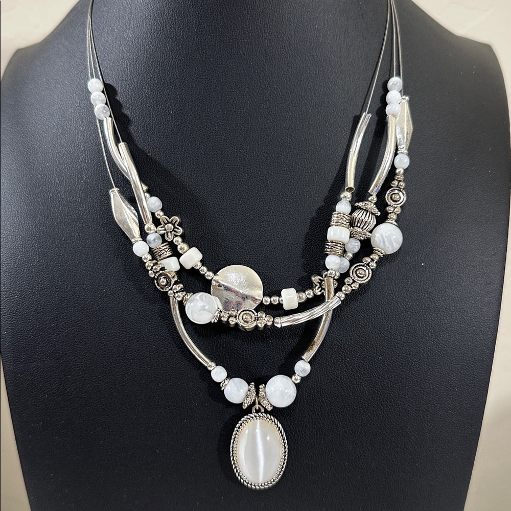 Avon SP Vintage 3 Strand Wire White Howlite Bead Silvertone Pendant Necklace